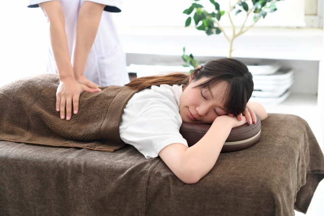 訪問整体での猫背矯正施術